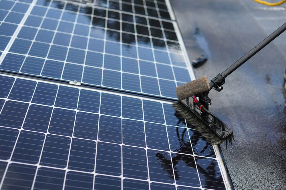 Spazzola rotante che pulisce pannelli fotovoltaici