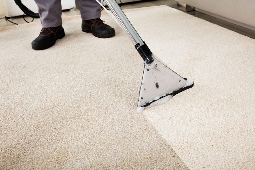 Lavaggio di una moquette con macchina a estrazione